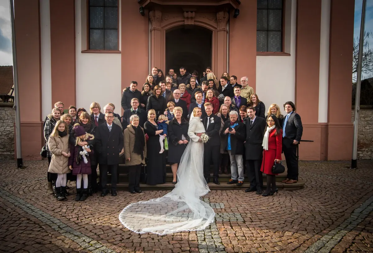 Gruppenfoto vor der Kirche – Hochzeit Sigrid & Chris bei der Winterhochzeit