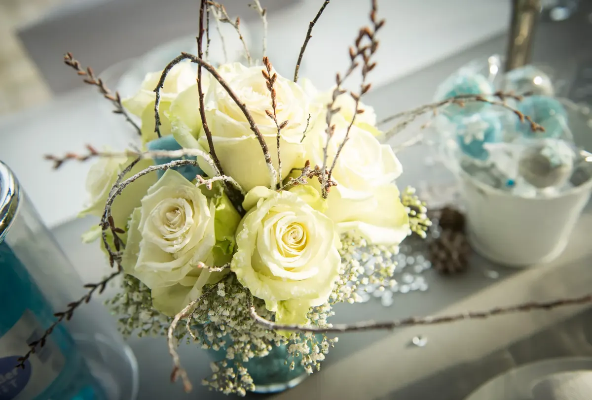 Winterliche Tischdekoration mit weißen Rosen – Hochzeit Sigrid & Chris bei der Winterhochzeit