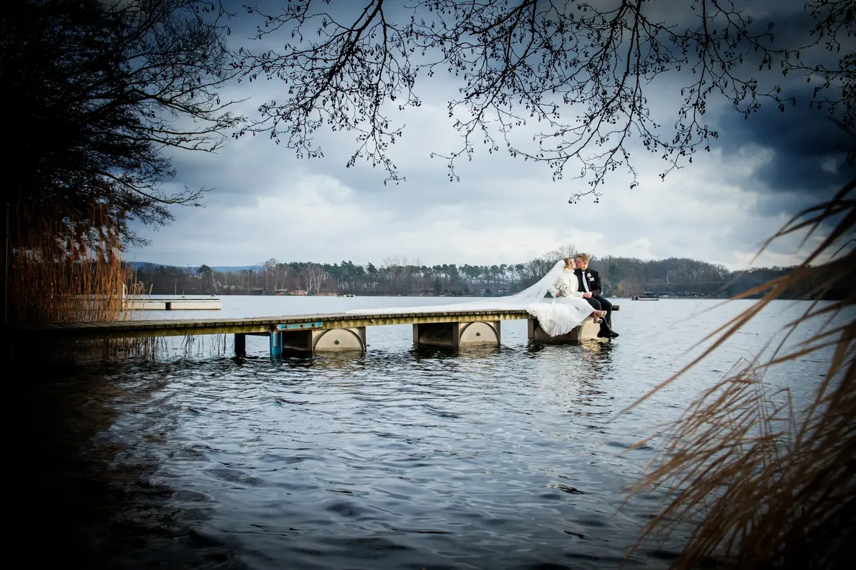 Brautpaar auf dem Steg am See – Hochzeit Sigrid & Chris bei der Winterhochzeit