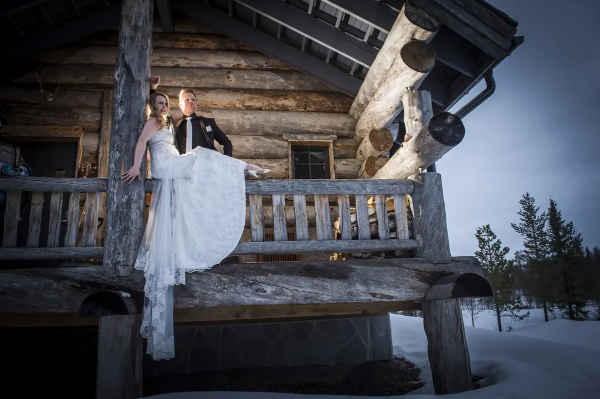 Brautpaar an der Holzhütte im Schnee – Hochzeit Sigrid & Chris bei der Winterhochzeit