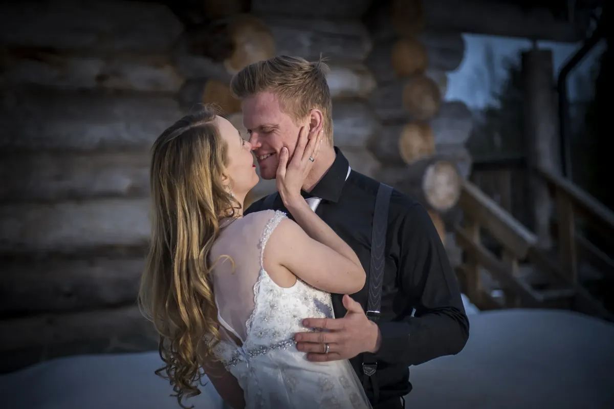 Kuss im Schnee in Finnland – Hochzeit Sigrid & Chris bei der Winterhochzeit