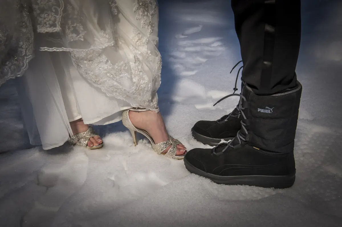 Brautschuhe und Winterstiefel im Schnee – Hochzeit Sigrid & Chris bei der Winterhochzeit