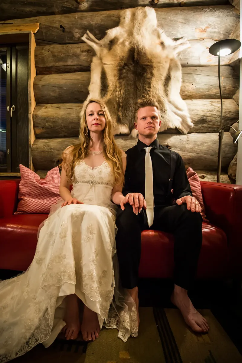 Brautpaar vor dem Kaminfeuer – Hochzeit Sigrid & Chris bei der Winterhochzeit