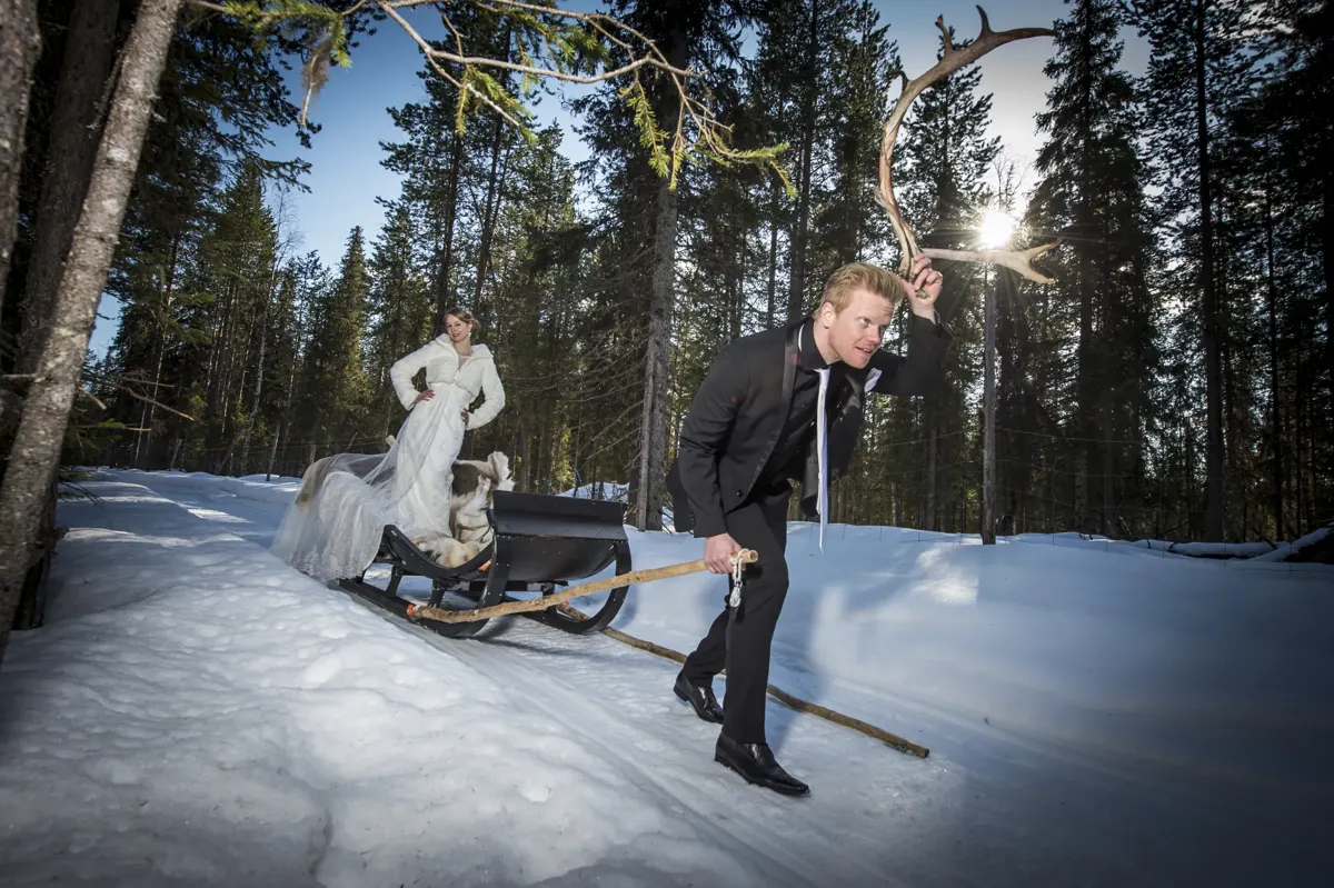 Brautpaar mit Rentierschlitten – Hochzeit Sigrid & Chris bei der Winterhochzeit