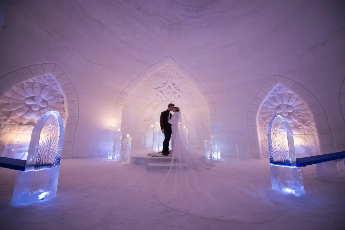 Brautpaar in der beleuchteten Eiskapelle – Hochzeit Sigrid & Chris bei der Winterhochzeit