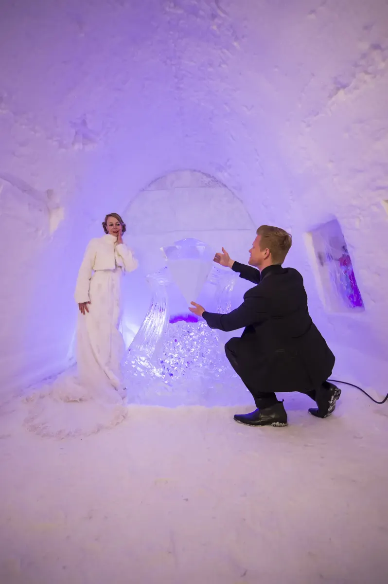 Bräutigam kniet in der Eiskapelle – Hochzeit Sigrid & Chris bei der Winterhochzeit
