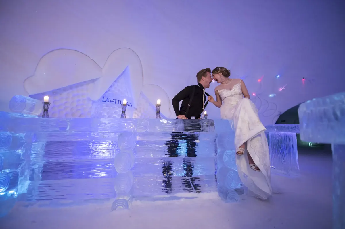 Brautpaar an der Eisbar – Hochzeit Sigrid & Chris bei der Winterhochzeit