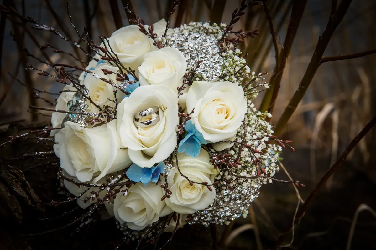 Brautstrauß aus weißen Rosen – Hochzeit Sigrid & Chris bei der Winterhochzeit