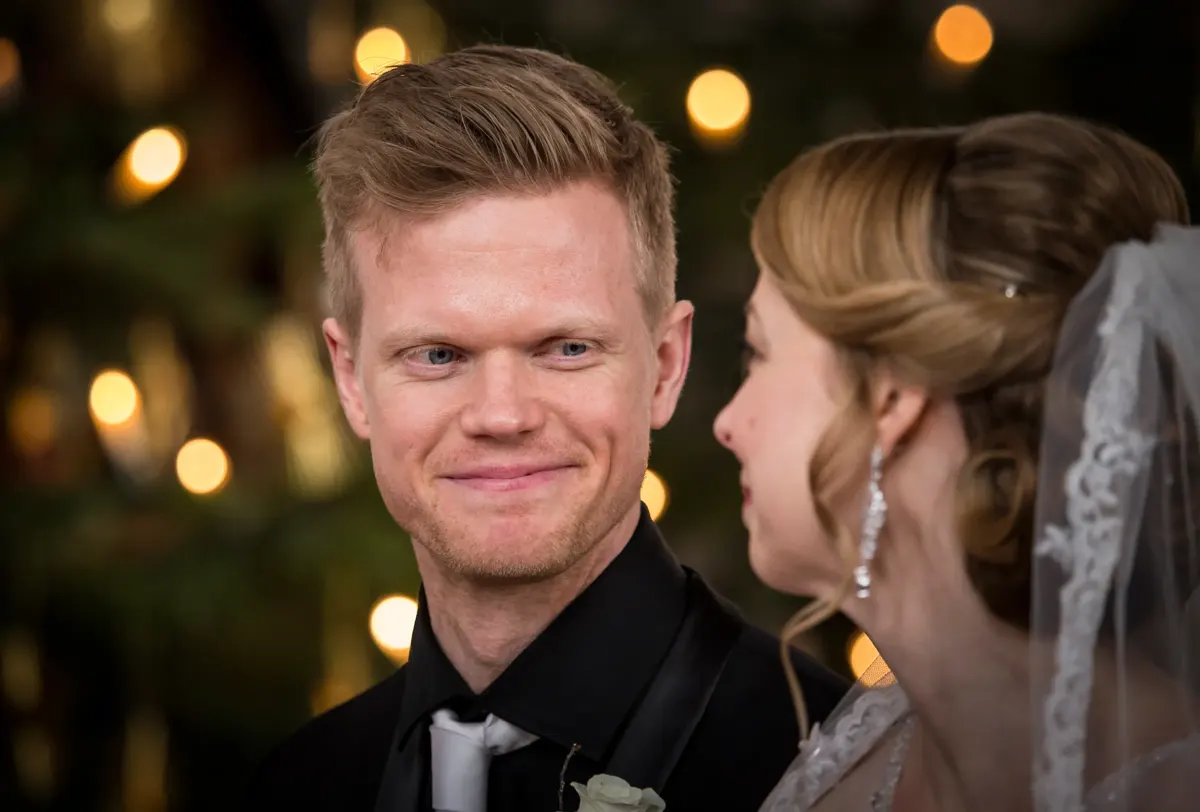 Bräutigam lächelt seine Braut an – Hochzeit Sigrid & Chris