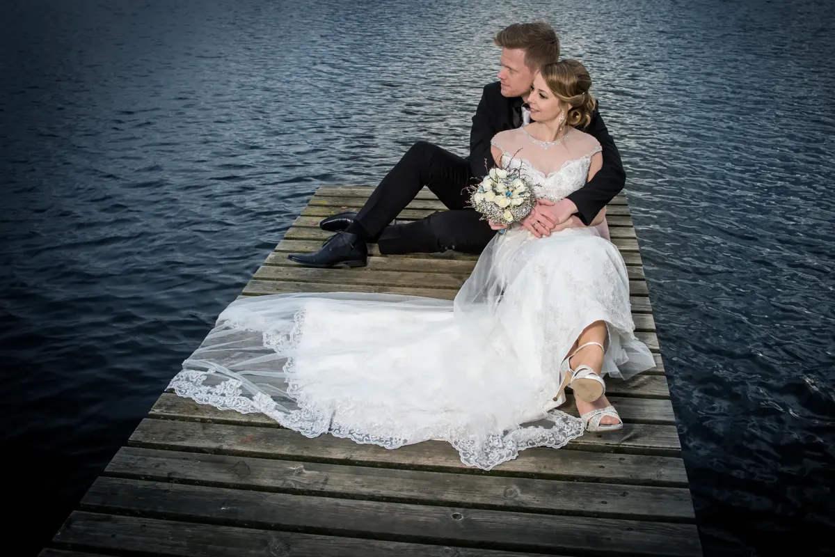 Sigrid und Chris sitzen auf dem Steg am See