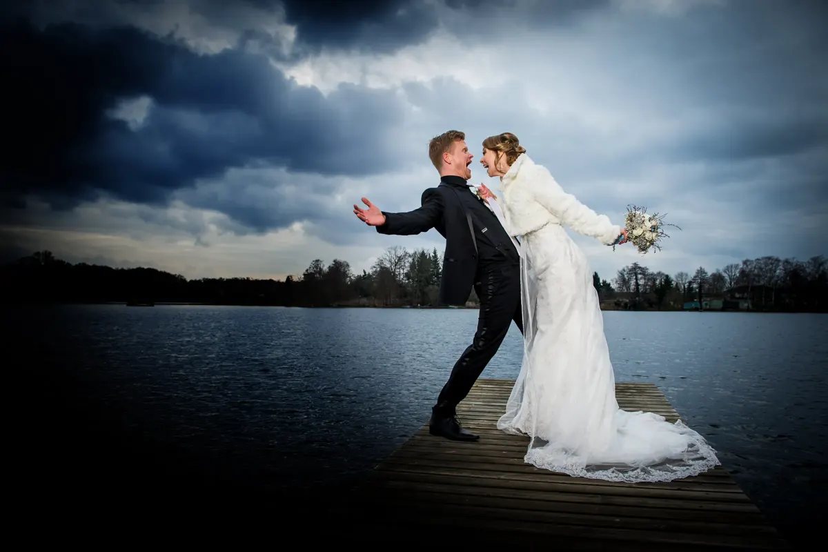 Bräutigam fängt die Braut im Wind – Hochzeit Sigrid & Chris