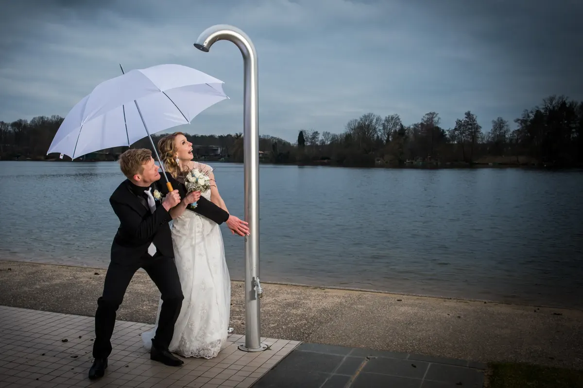 Brautpaar unter dem weißen Schirm – Hochzeit Sigrid & Chris
