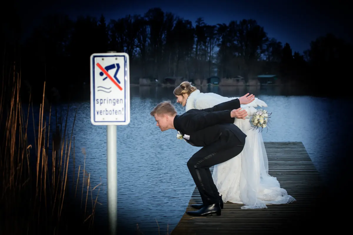 Brautpaar am Verbotsschild, mit Humor – Hochzeit Sigrid & Chris