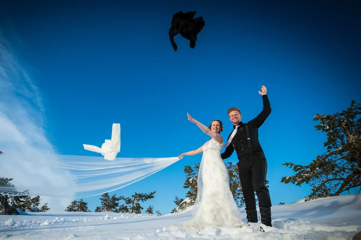 Schleier weht im Schnee unter blauem Himmel – Hochzeit Sigrid & Chris