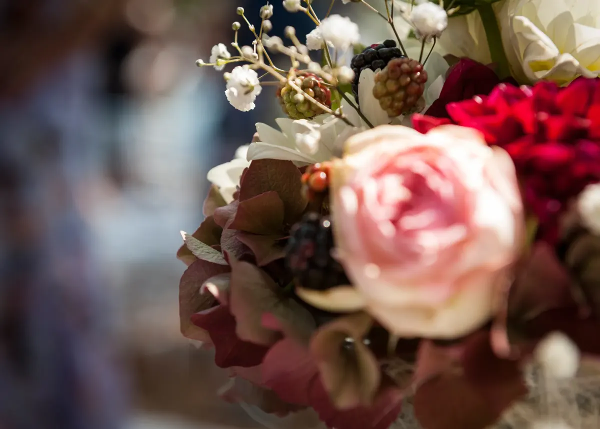 Brautstrauß mit Rosen und Dahlien – Hochzeit Theresa & David im Fürstenlager Bensheim