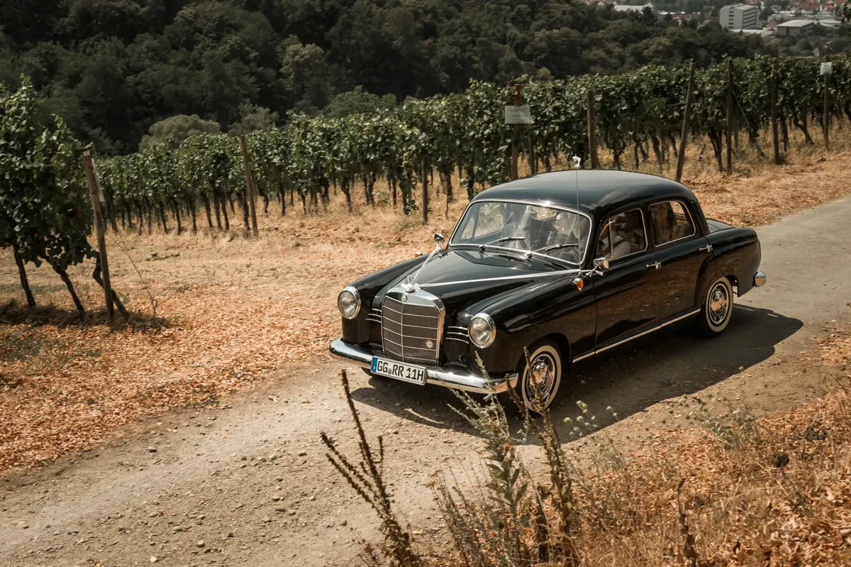 Oldtimer als Hochzeitsauto in den Weinbergen – Hochzeit Theresa & David im Fürstenlager Bensheim