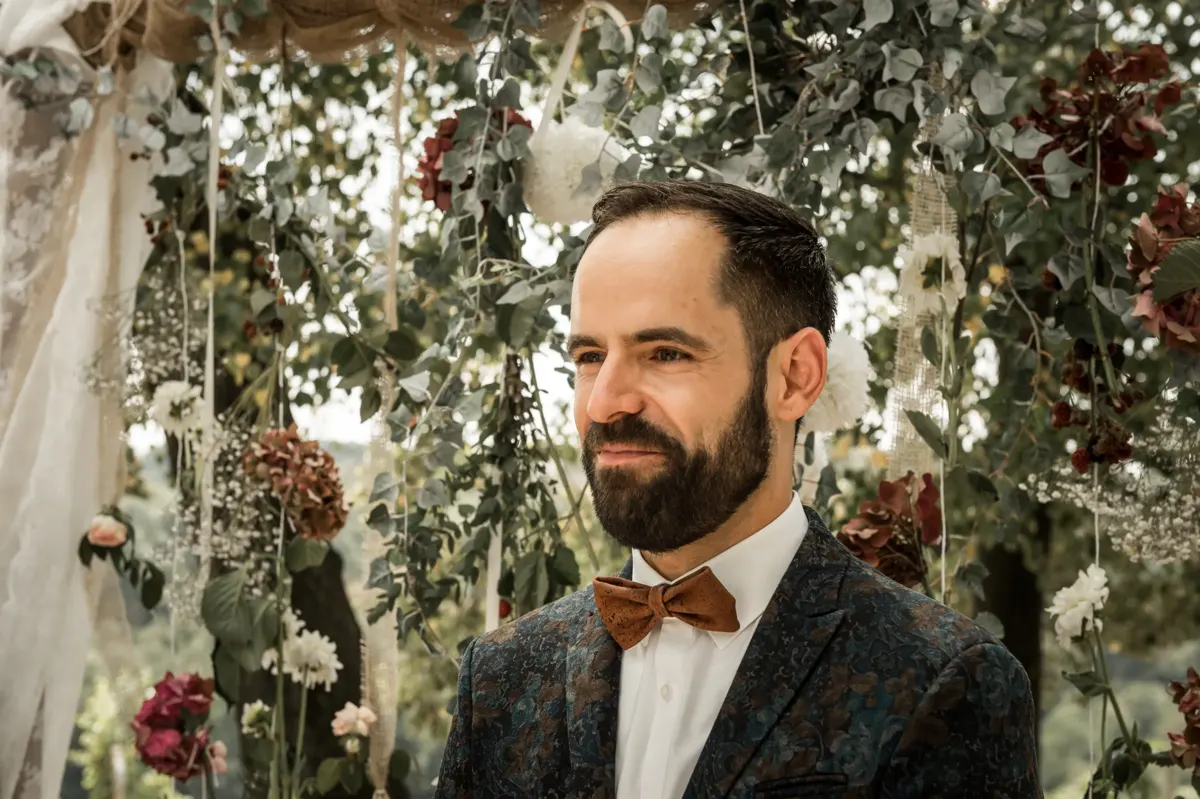 Bräutigam wartet unter dem Blumenbogen – Hochzeit Theresa & David im Fürstenlager Bensheim