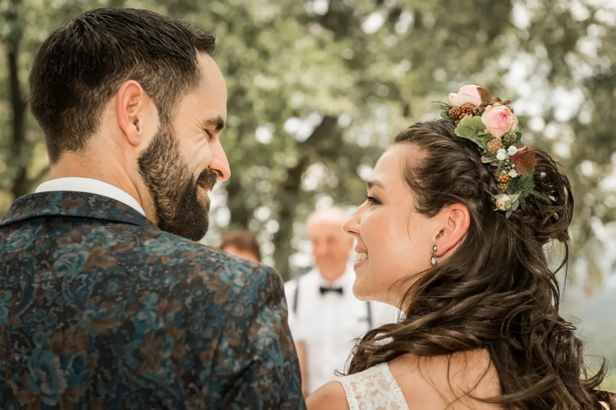 Brautpaar lacht bei der freien Trauung – Hochzeit Theresa & David im Fürstenlager Bensheim