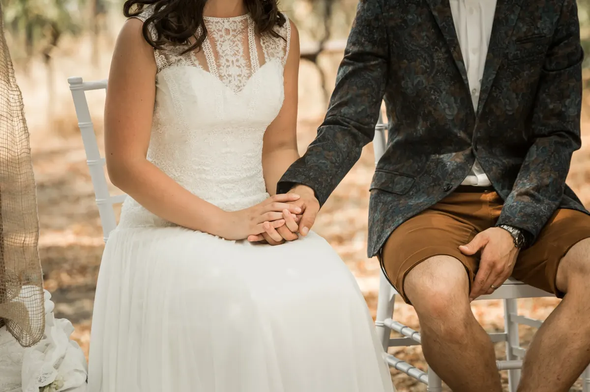 Hände der Braut während der Trauung – Hochzeit Theresa & David im Fürstenlager Bensheim