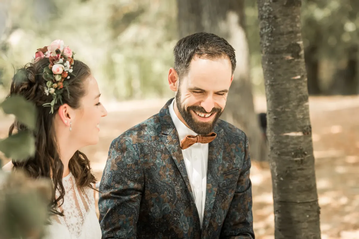 Bräutigam lacht während der freien Trauung – Hochzeit Theresa & David im Fürstenlager Bensheim