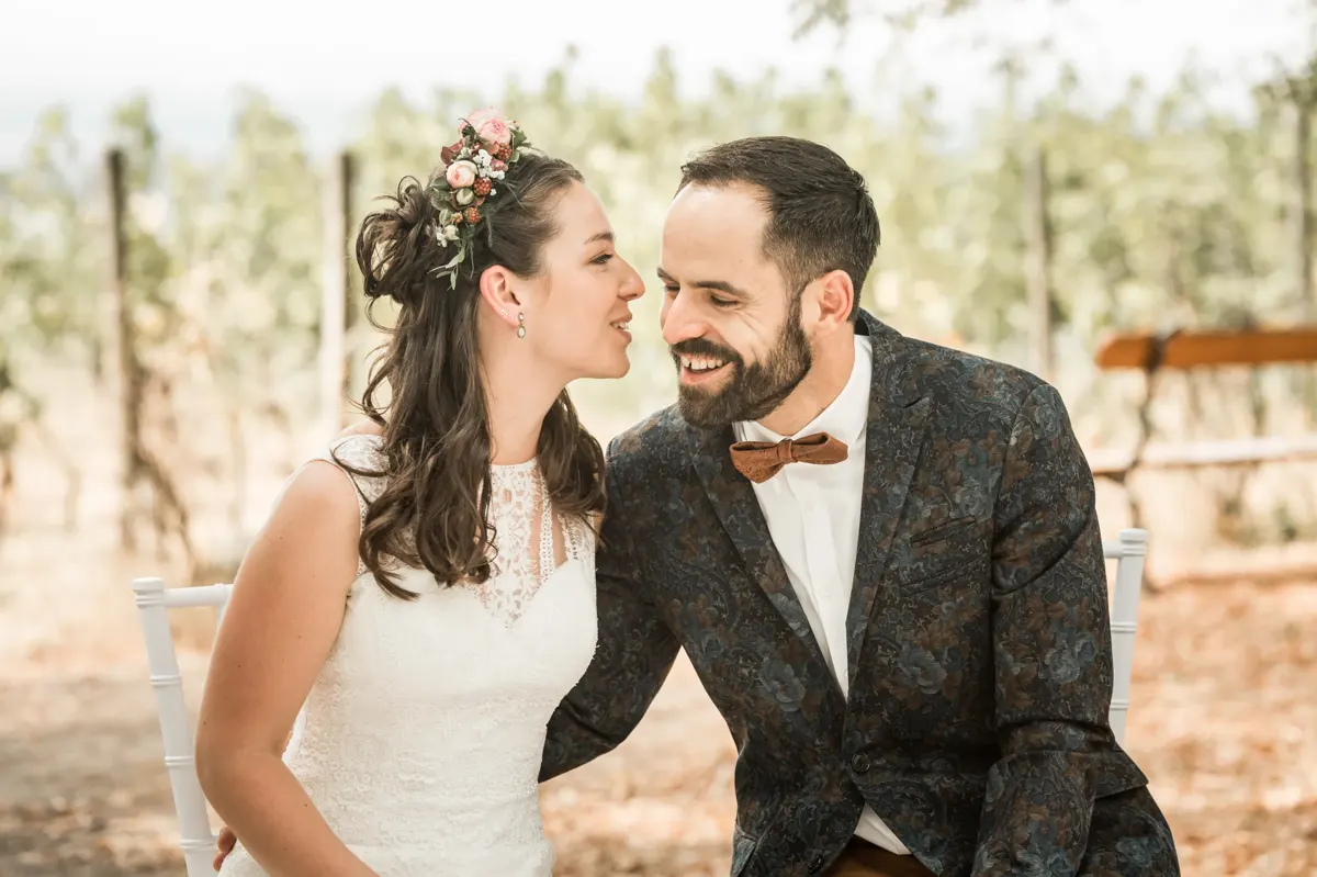 Braut wischt sich eine Träne weg – Hochzeit Theresa & David im Fürstenlager Bensheim