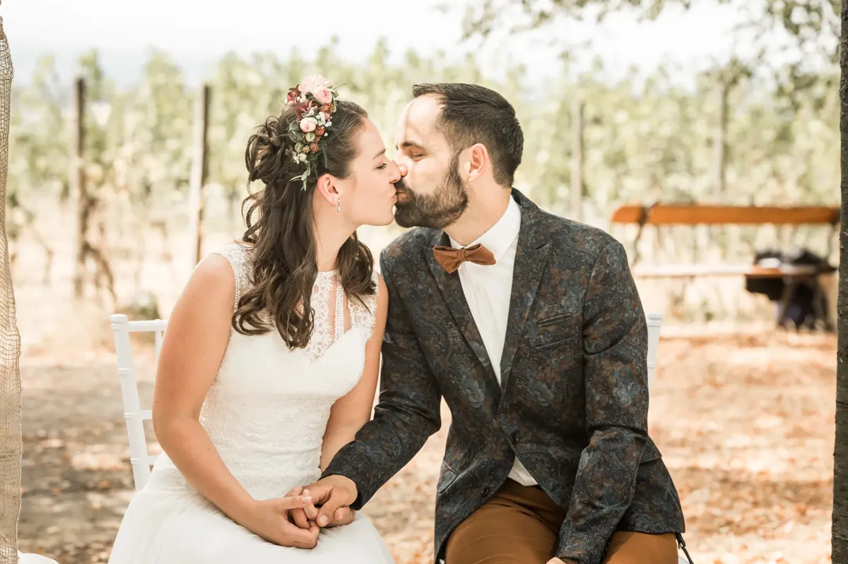 Kuss bei der freien Trauung – Hochzeit Theresa & David im Fürstenlager Bensheim