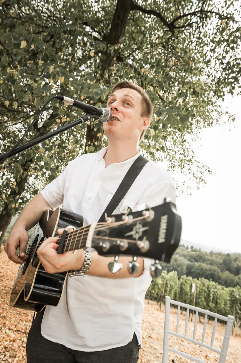 Musiker mit Gitarre bei der Trauung – Hochzeit Theresa & David im Fürstenlager Bensheim
