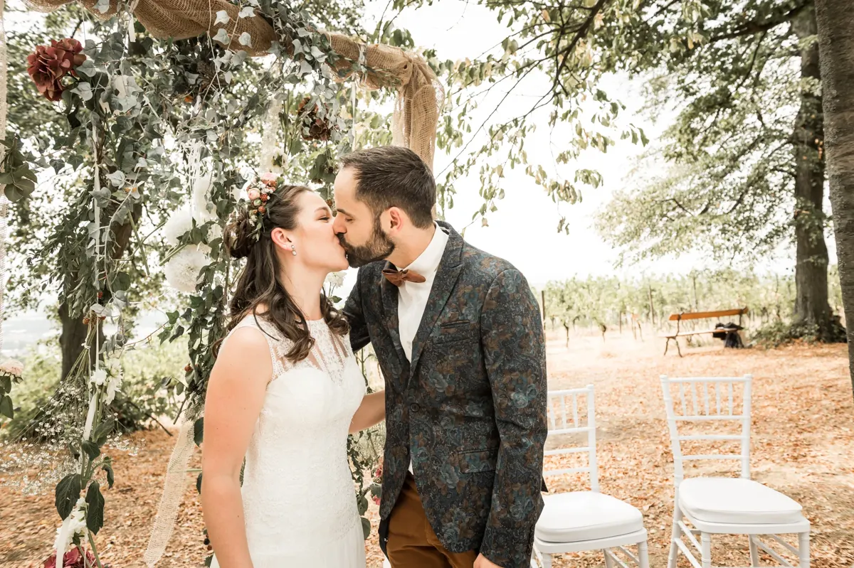 Kuss nach dem Ringtausch – Hochzeit Theresa & David im Fürstenlager Bensheim