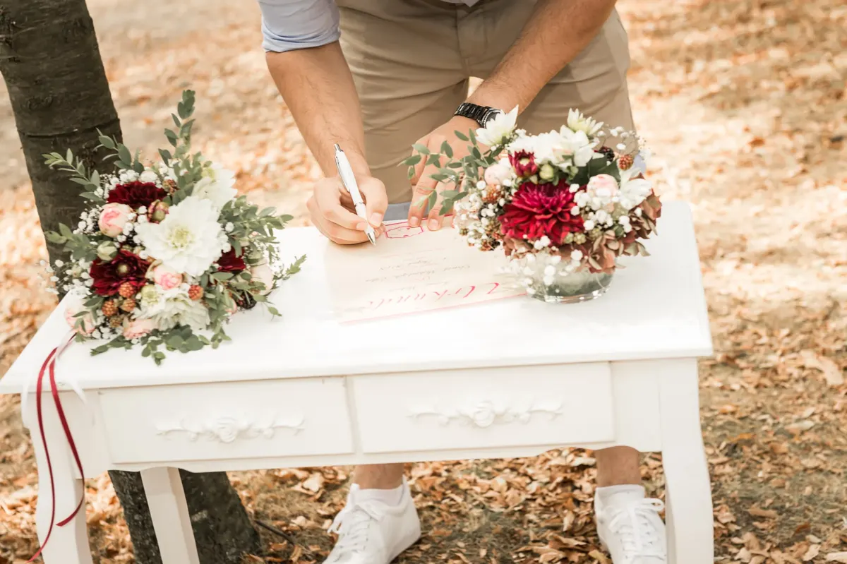 Unterschrift am weißen Trautisch – Hochzeit Theresa & David im Fürstenlager Bensheim