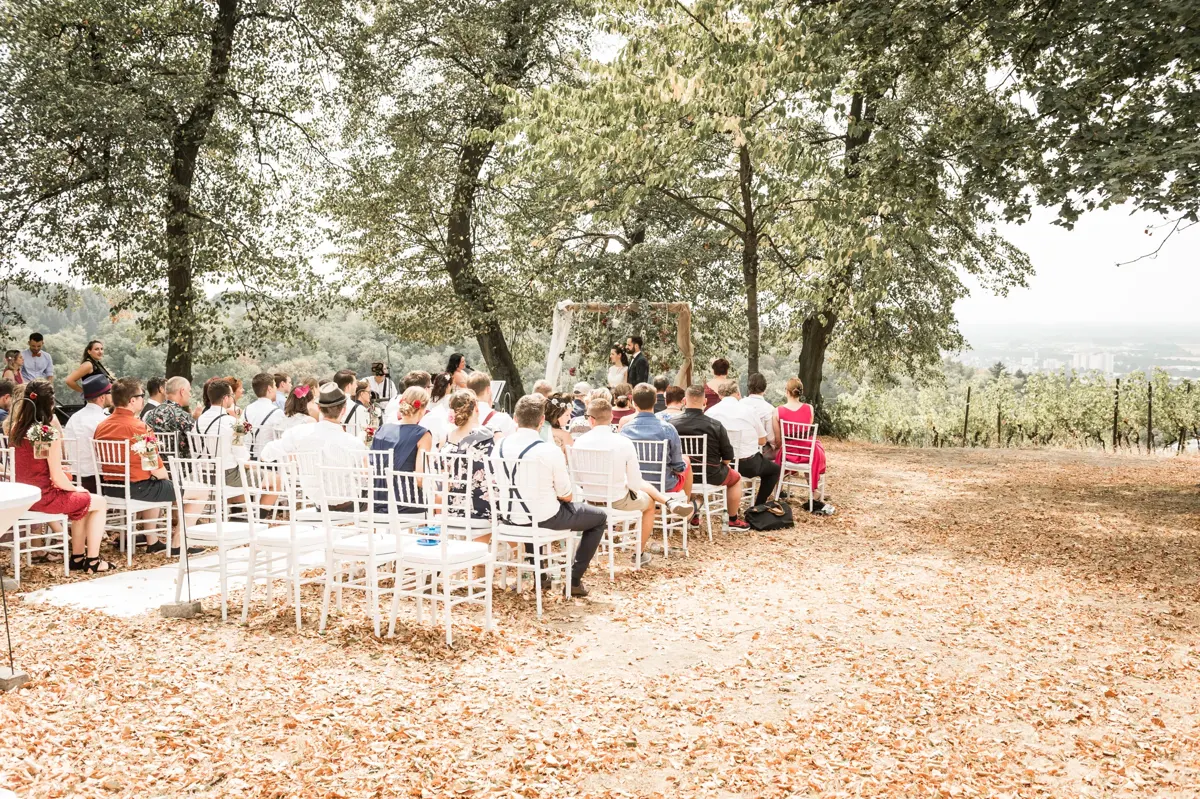 Gäste unter Bäumen bei der freien Trauung – Hochzeit Theresa & David im Fürstenlager Bensheim