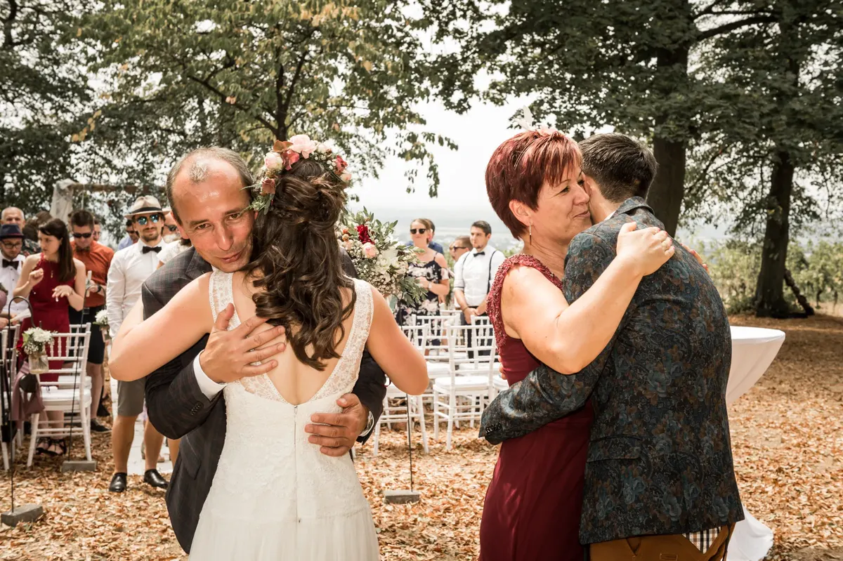 Umarmung mit Gästen – Hochzeit Theresa & David im Fürstenlager Bensheim
