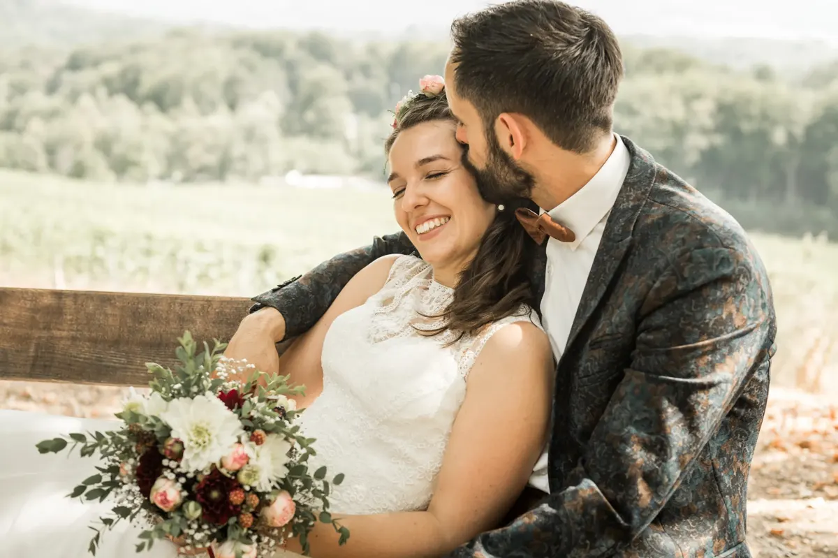 Brautpaar auf einer Bank mit Blick über die Bergstraße – Hochzeit Theresa & David im Fürstenlager Bensheim