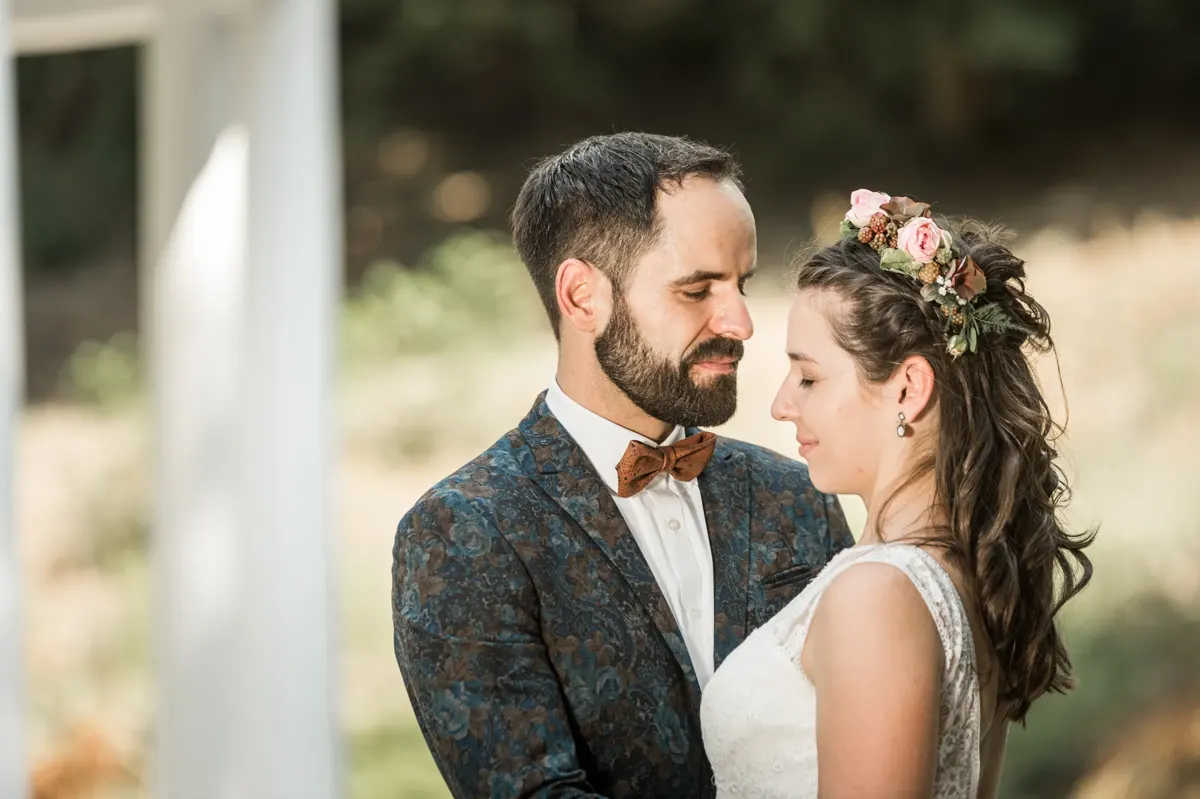 Brautpaar Wange an Wange – Hochzeit Theresa & David im Fürstenlager Bensheim