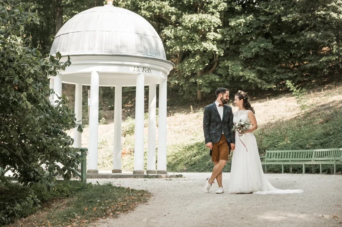 Brautpaar am Tempel im Fürstenlager – Hochzeit Theresa & David im Fürstenlager Bensheim