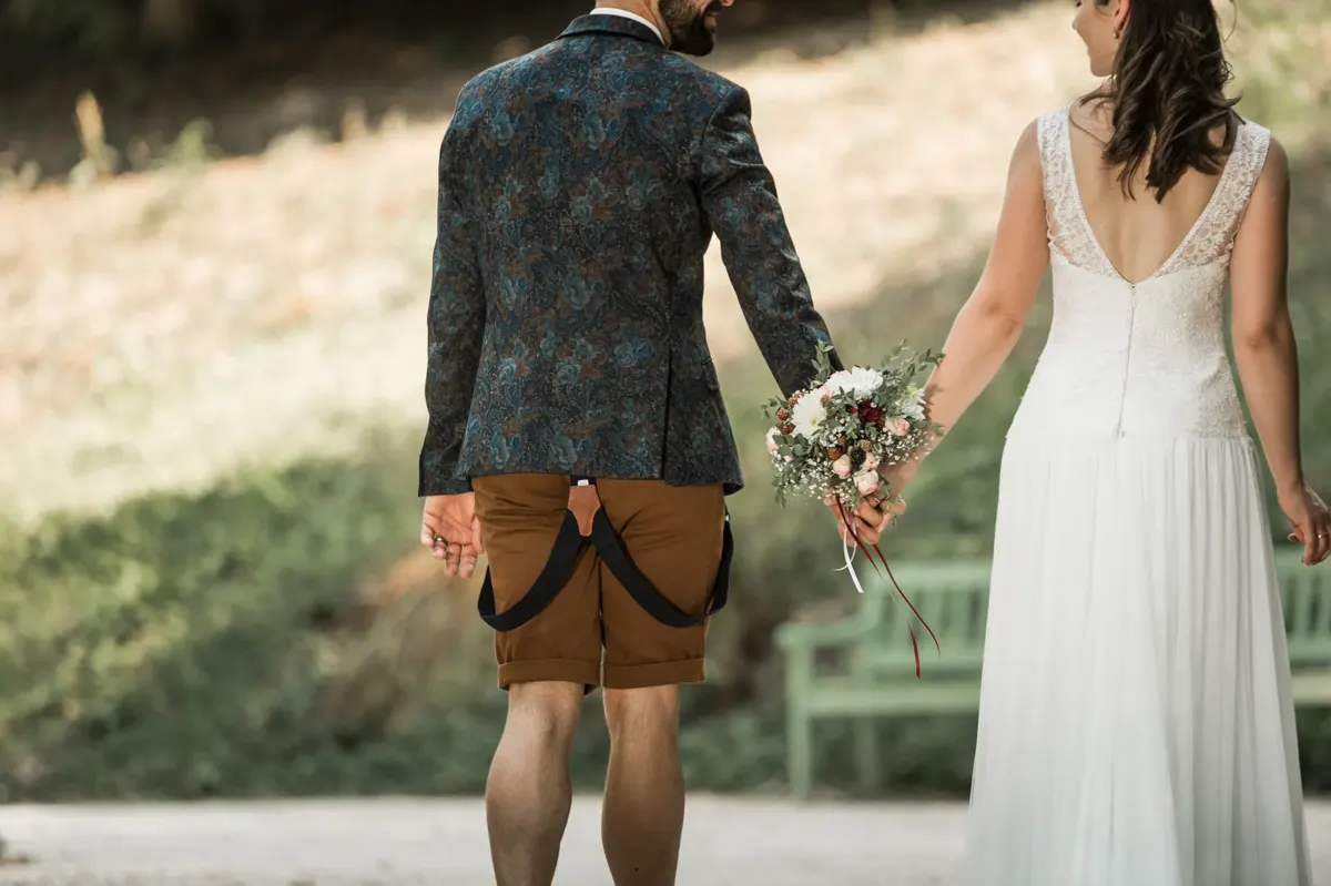 Brautpaar Hand in Hand von hinten – Hochzeit Theresa & David im Fürstenlager Bensheim
