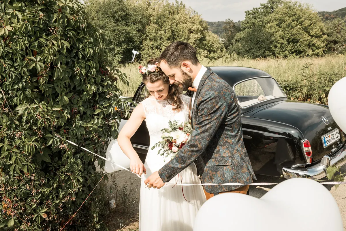 Brautpaar am Oldtimer – Hochzeit Theresa & David im Fürstenlager Bensheim
