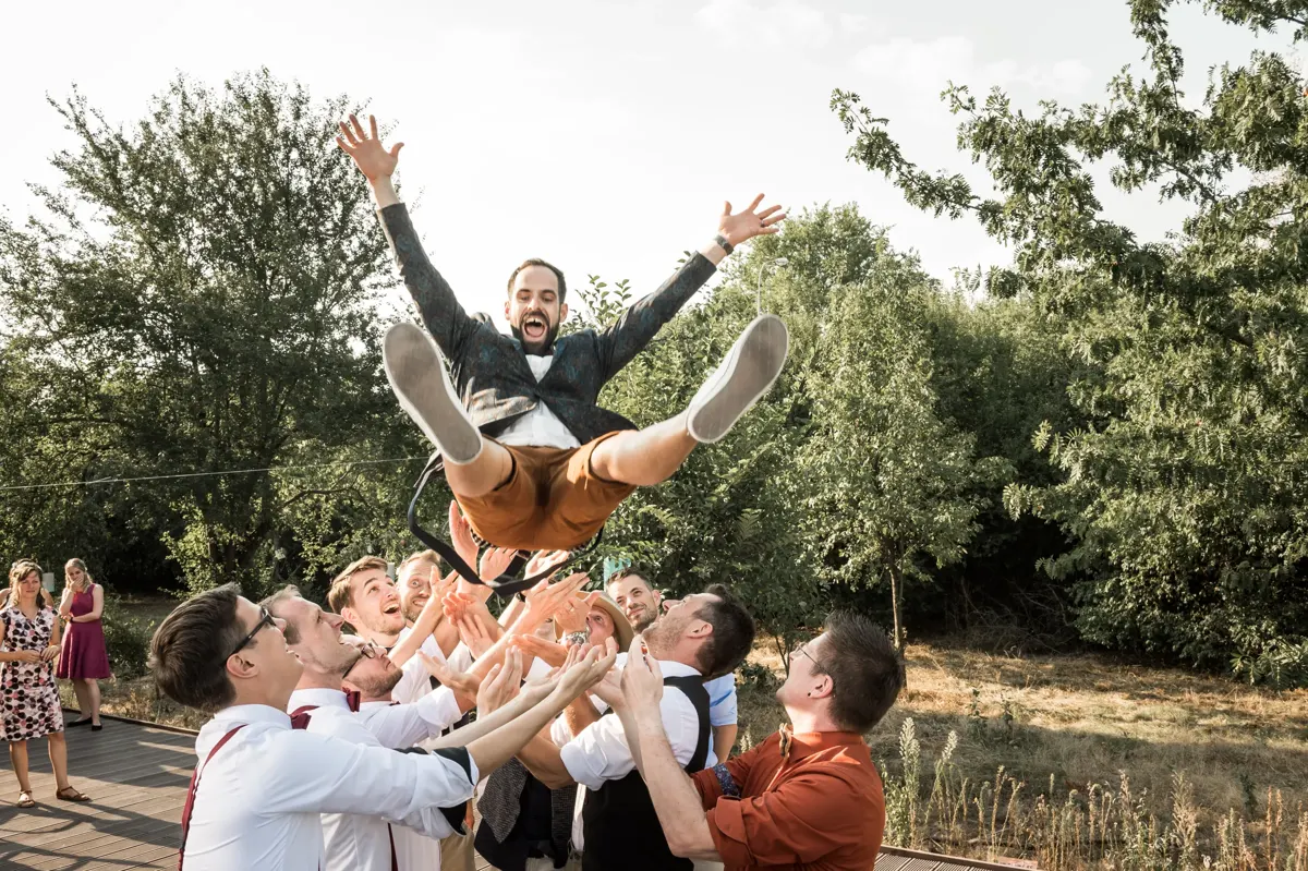 Gäste werfen den Bräutigam in die Luft – Hochzeit Theresa & David im Fürstenlager Bensheim