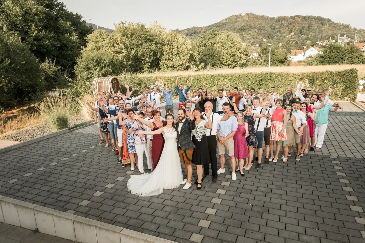 Gruppenfoto mit allen Gästen – Hochzeit Theresa & David im Fürstenlager Bensheim