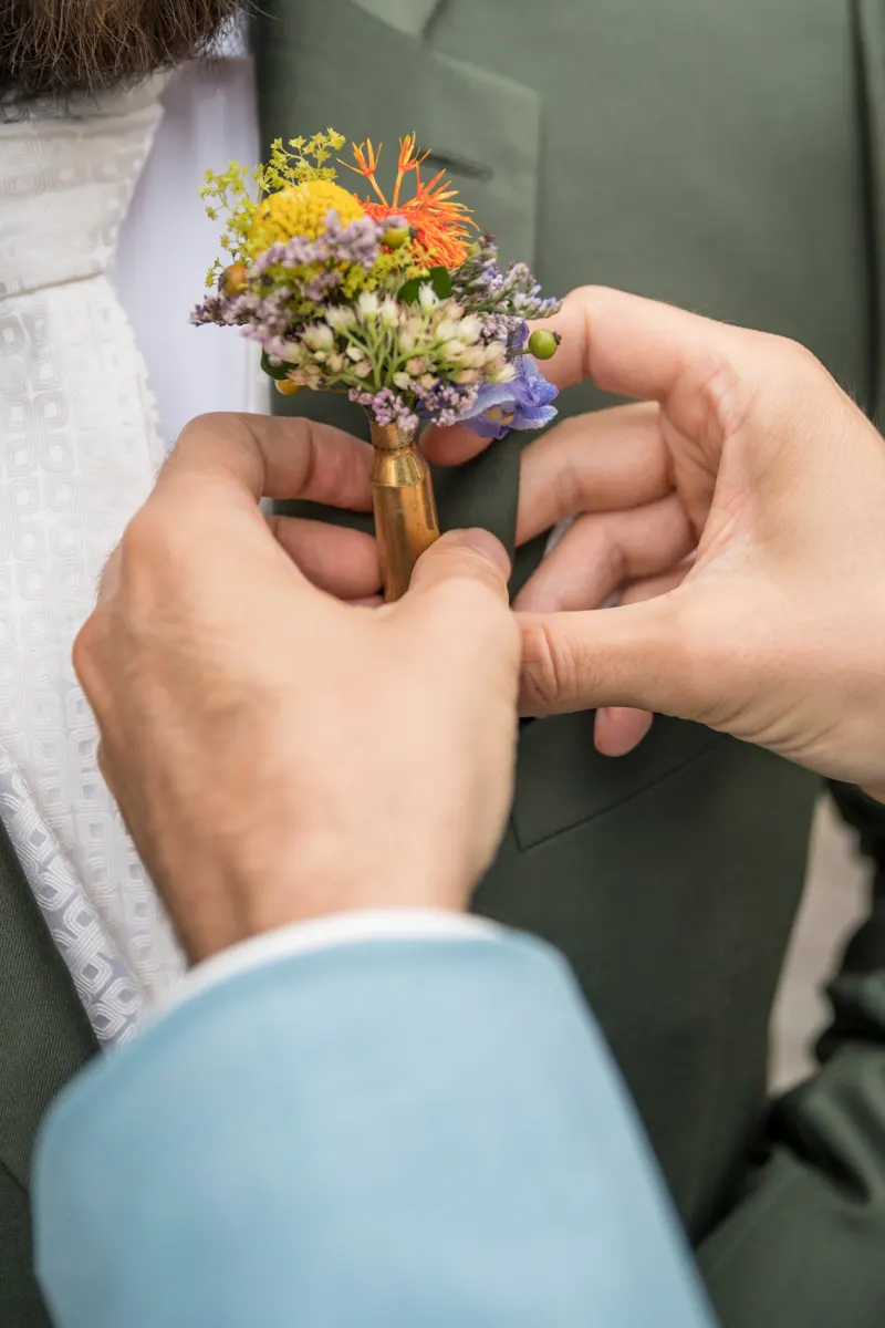Anstecker aus Wildblumen im Detail – Hochzeit Vanessa & Dennis