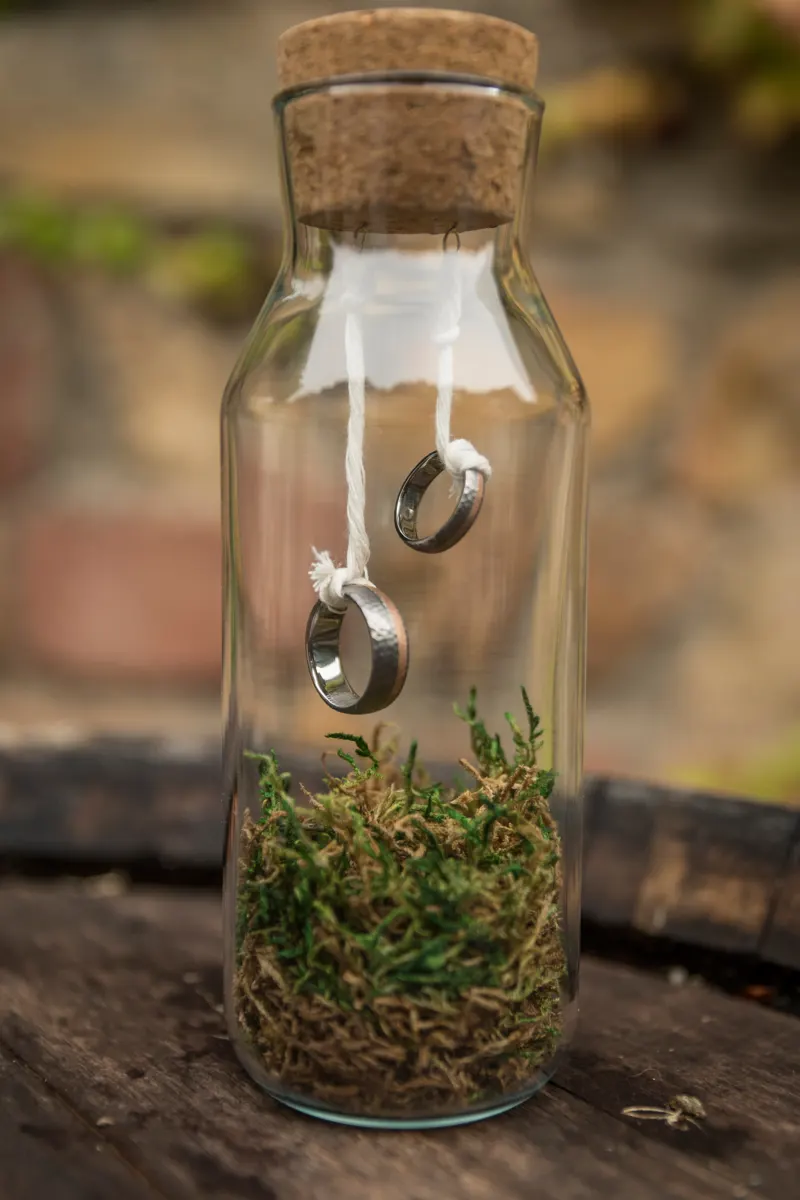 Eheringe in einer Glasflasche – Hochzeit Vanessa & Dennis