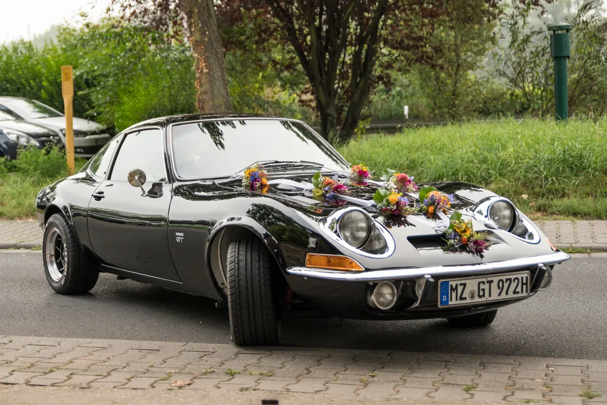 Schwarzer Oldtimer als Hochzeitsauto – Hochzeit Vanessa & Dennis
