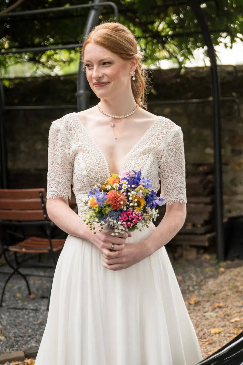 Braut mit Wildblumenstrauß – Hochzeit Vanessa & Dennis