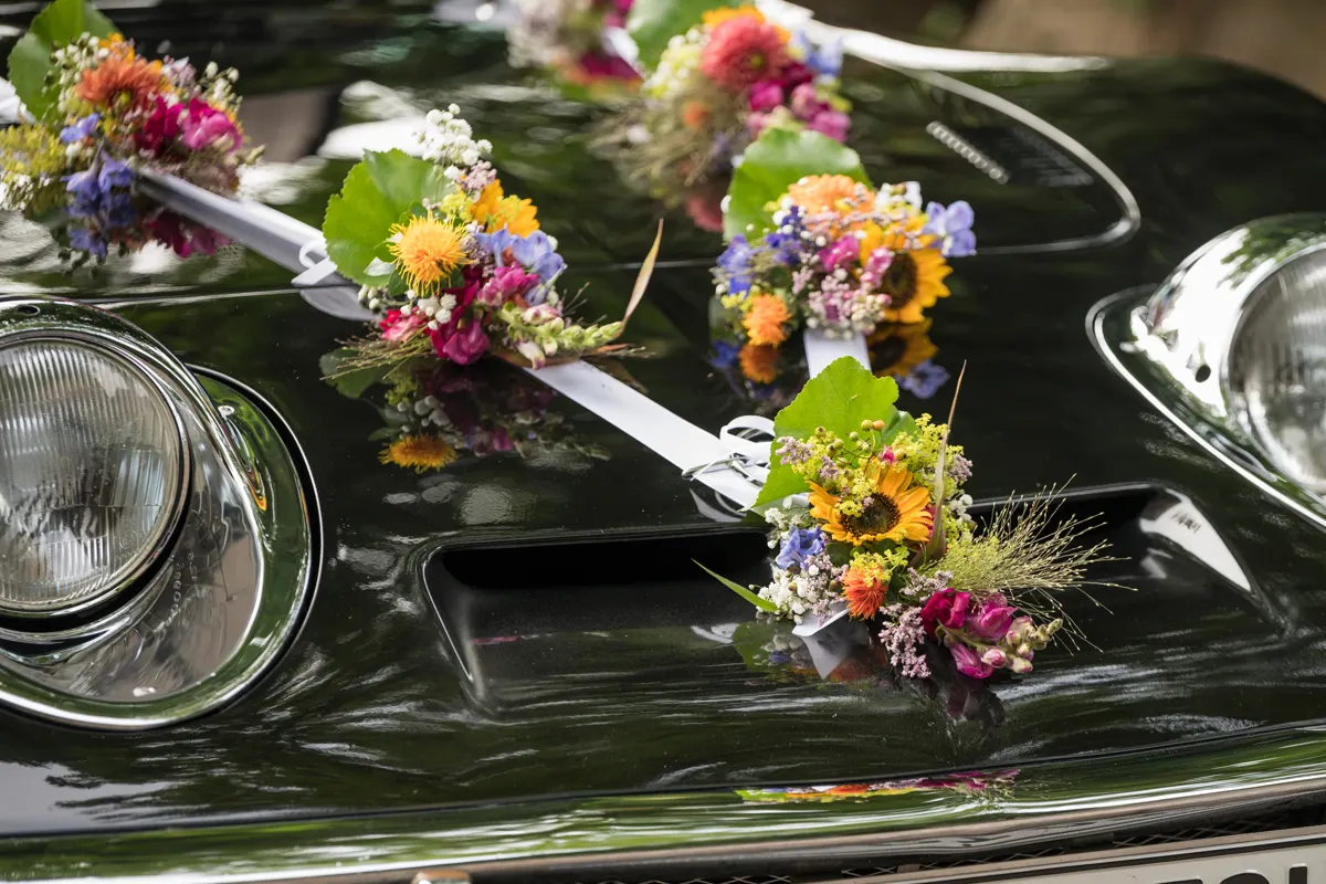 Wildblumen-Schmuck auf der Motorhaube – Hochzeit Vanessa & Dennis