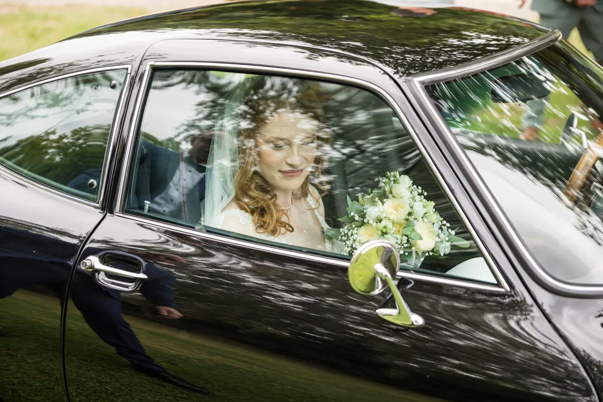 Braut im Hochzeitsauto – Hochzeit Vanessa & Dennis