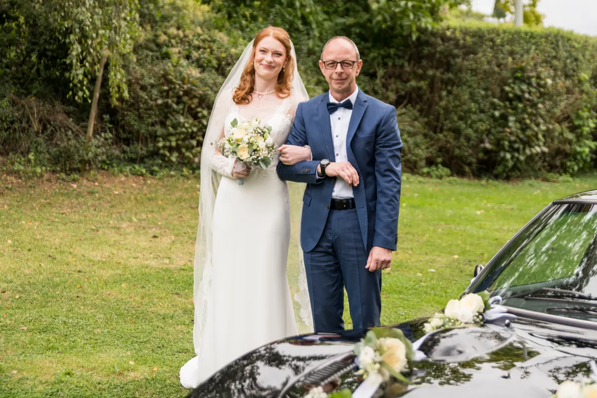 Brautvater führt die Braut zur Trauung – Hochzeit Vanessa & Dennis
