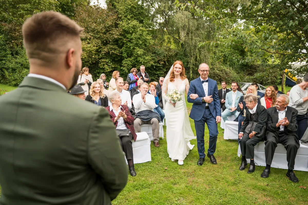 Bräutigam sieht seine Braut kommen – Hochzeit Vanessa & Dennis