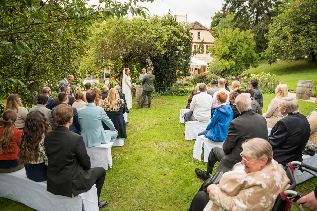 Gäste bei der freien Trauung im Garten – Hochzeit Vanessa & Dennis