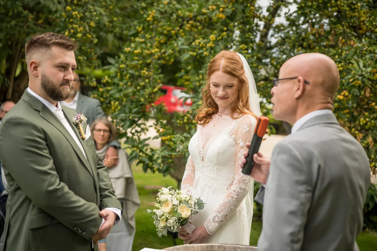 Brautpaar mit dem Trauredner – Hochzeit Vanessa & Dennis