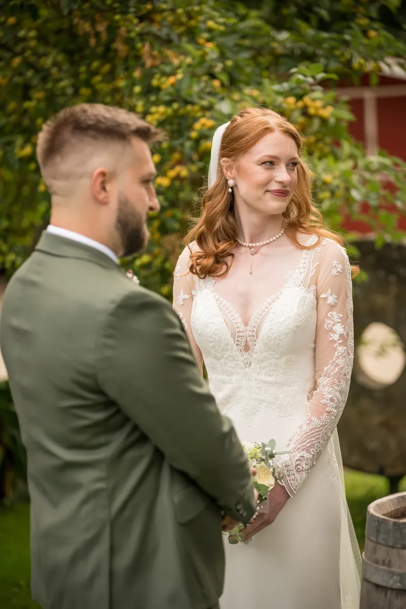 Brautpaar während der Zeremonie – Hochzeit Vanessa & Dennis