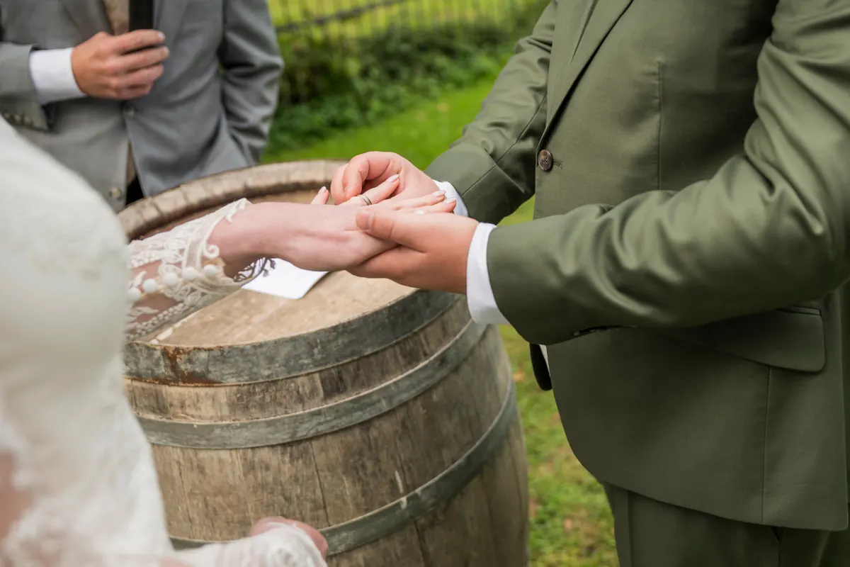 Ringtausch am Weinfass – Hochzeit Vanessa & Dennis